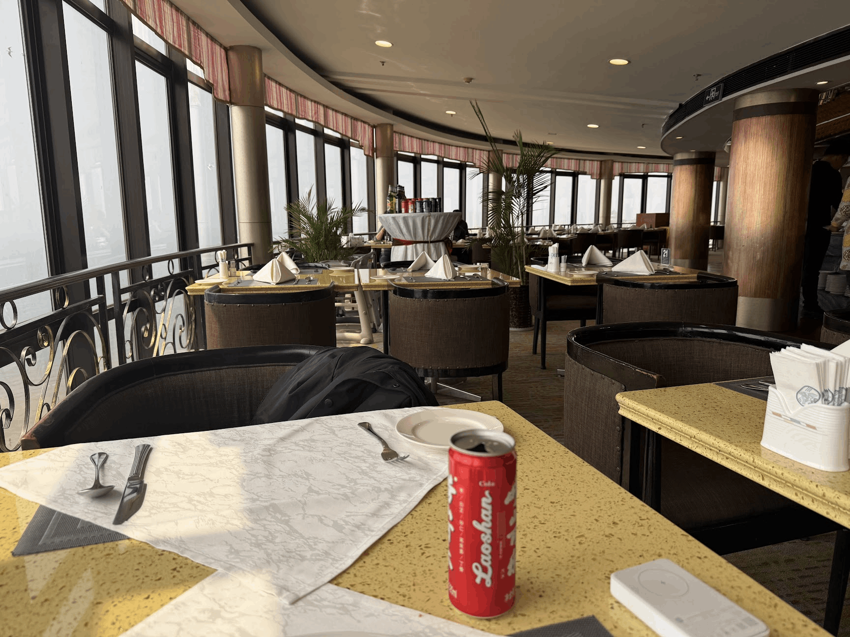 200 的自助餐说实话有点不值，没啥很好吃或者有特色的东西，感觉可能甚至不如小城 78 的自助，不过剩下 100 买这个旋转体验和 25 层临海靠窗的座位，其实也说得过去。